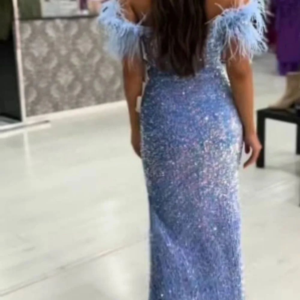 2024 Elegant Sky Blue Sequin Prom Card Shoulder Sleeveless Side Slit Evening Gown Back Strap Strap Special Occasion Gown