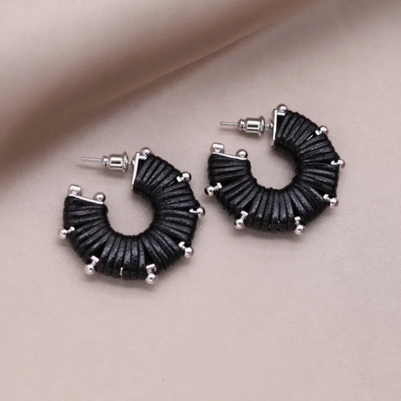 Korean new fashion jewelry silver plated round leather wrapped in autumn and winter earrings elegant women's daily accessories