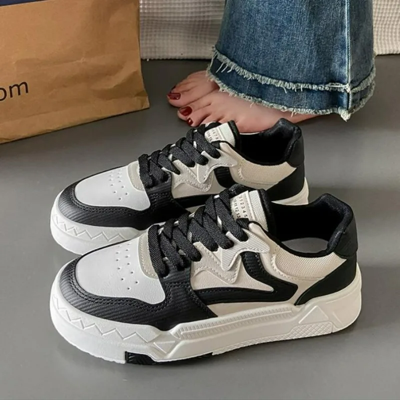 Zapatillas deportivas vulcanizadas de cuero para mujer, zapatos informales con plataforma blanca, de marca