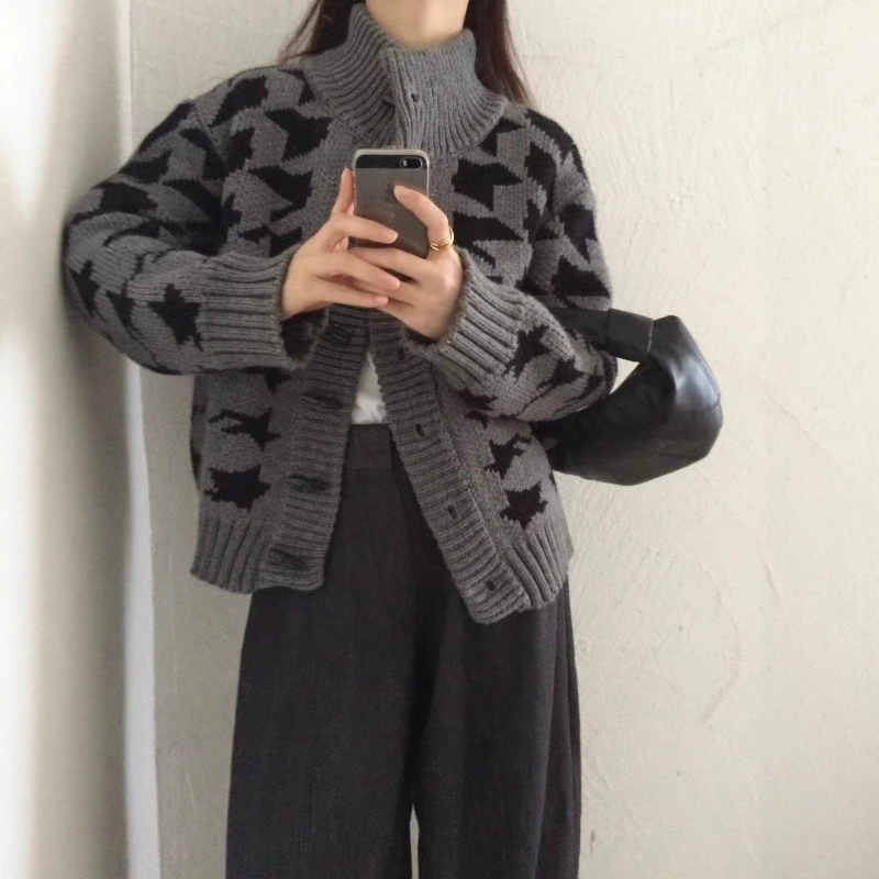 เสื้อคาร์ดิแกนถักหนาสไตล์อเมริกันย้อนยุคสำหรับผู้หญิง ฤดูใบไม้ร่วงและฤดูหนาว ปี 2025 ลายแจ็คการ์ดตัดสี คอเต่า