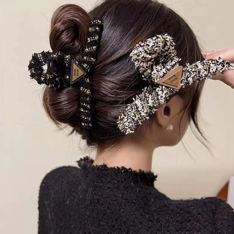 

New woven letter plush shark clip with a fashionable and high-end feel, featuring a back of the head grip clip