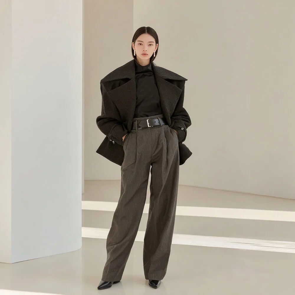 

Повседневное шерстяное пальто на осенне-зимний сезон. Модная женская верхняя одежда. Удобный стиль без украшения.