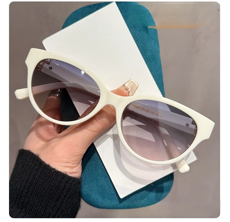 Neue Sonnenbrille im Cat-Eye-Stil mit T-förmigen Bügeln und kleinem Duft für Damen DS-8820 – Detail 16