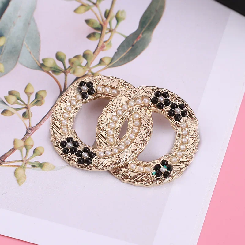 مزدوج C بروش لؤلؤة الأوروبية والأمريكية ليتل شانيل نمط البدلة سترة دبوس التبعي