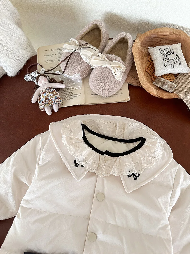 الفتيات الأبيض بطة أسفل معطف الدانتيل جولة الرقبة القوس السترات الدافئة الكورية أزياء الأطفال خفيفة الوزن أسفل سترة 0-4 سنة