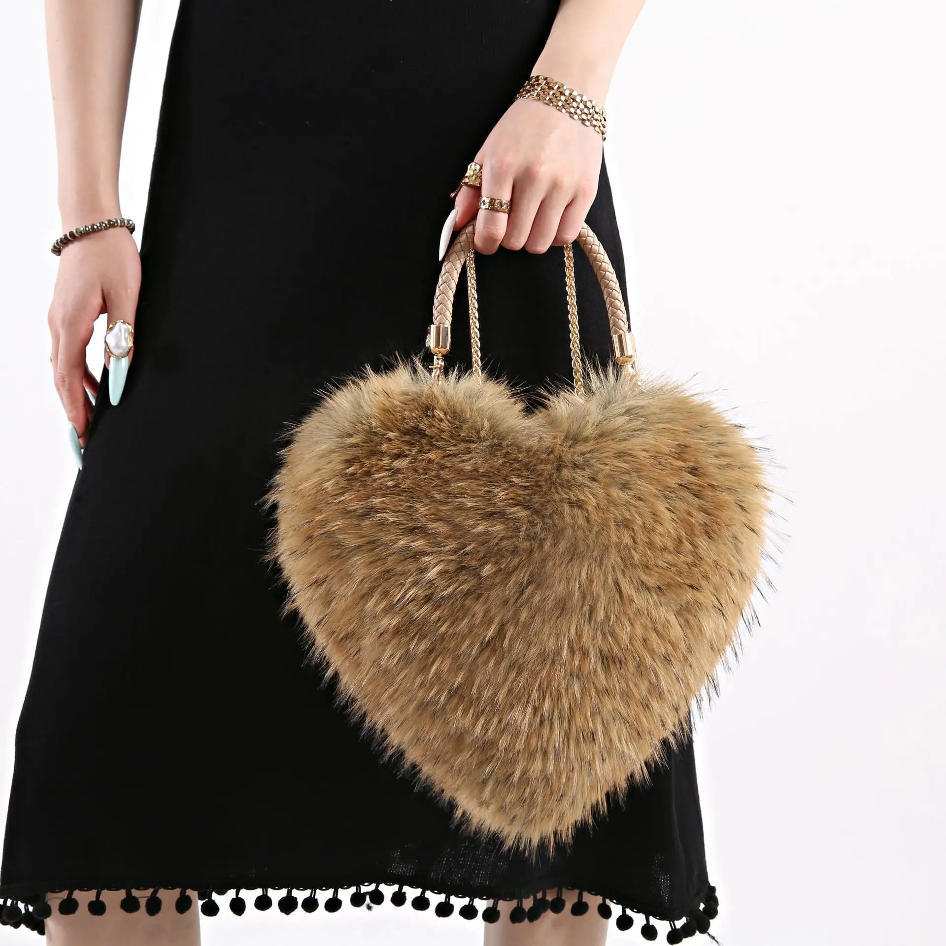 2026 Winter Trendy Heart Shaped Women's Artificial Plush Handbag Designer Soft Fluffy Faux Fur Totes Girls Handbag Purses