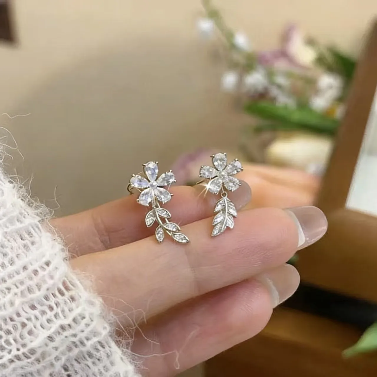 Luxury with a touch of elegance Sweet  Exquisite New model Trend  Elegance Subtle design sense  Flower Alloy Earrings