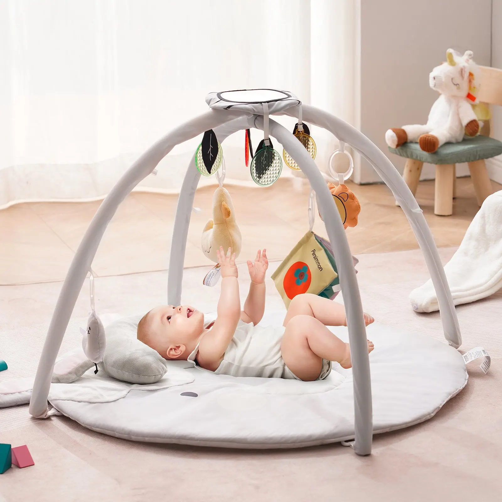 

Игровой коврик для малышей с 5 сенсорными игрушками для развития моторики