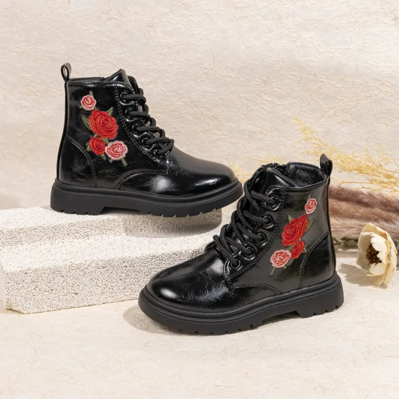 

Детские модные черные ботильоны с блестящей кожаной отделкой, красивая детская обувь с вышивкой розы на шнуровке с боковой молнией для девочек