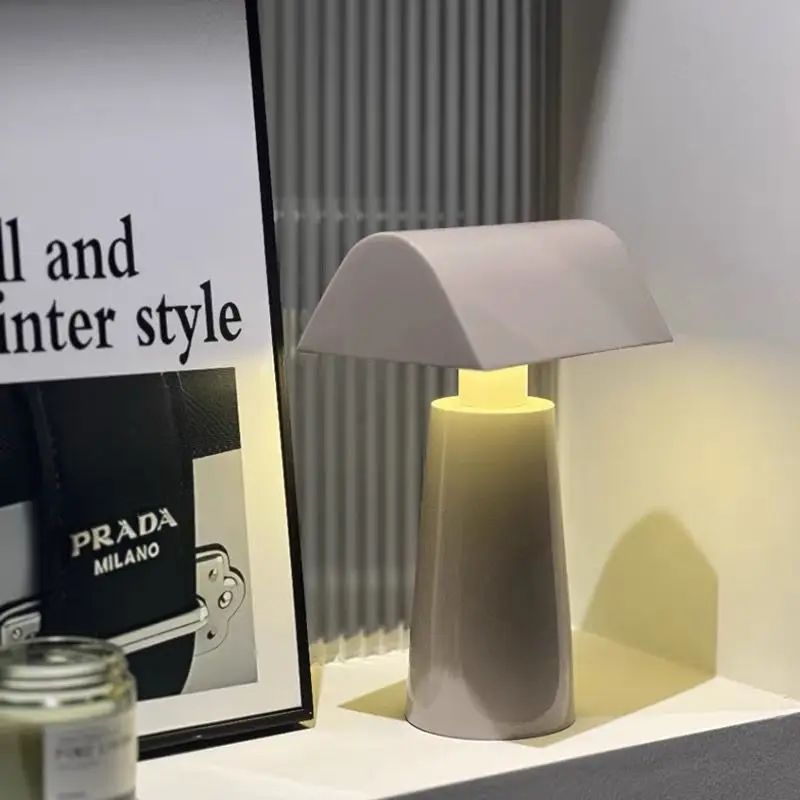 

Итальянская минималистичная настольная лампа с беспроводной зарядкой, скандинавский портативный светильник для кемпинга, гостиной, спальни, прикроватное украшение, атмосферный свет