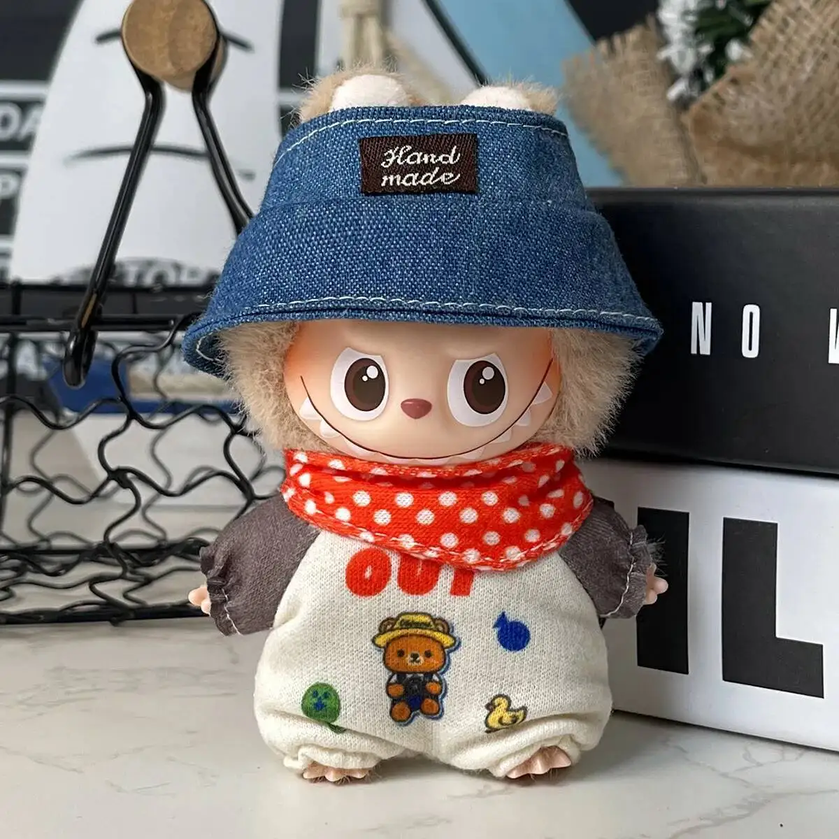 ل Mini Labubu 4.0 دبوس لملابس الحب قبعة بحافة مريلة بذلة مجموعة لملابس دمى Labubu V4