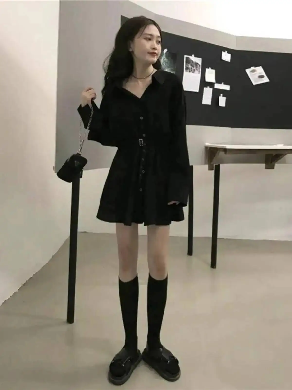 ชุดเดรสสีดําฝรั่งเศส 2025 ฤดูใบไม้ผลิใหม่ผู้หญิงเข้ารูปพอดีเอวชุดเดรสสีดําเล็กๆชุดเสื้อเชิ้ตแขนยาว