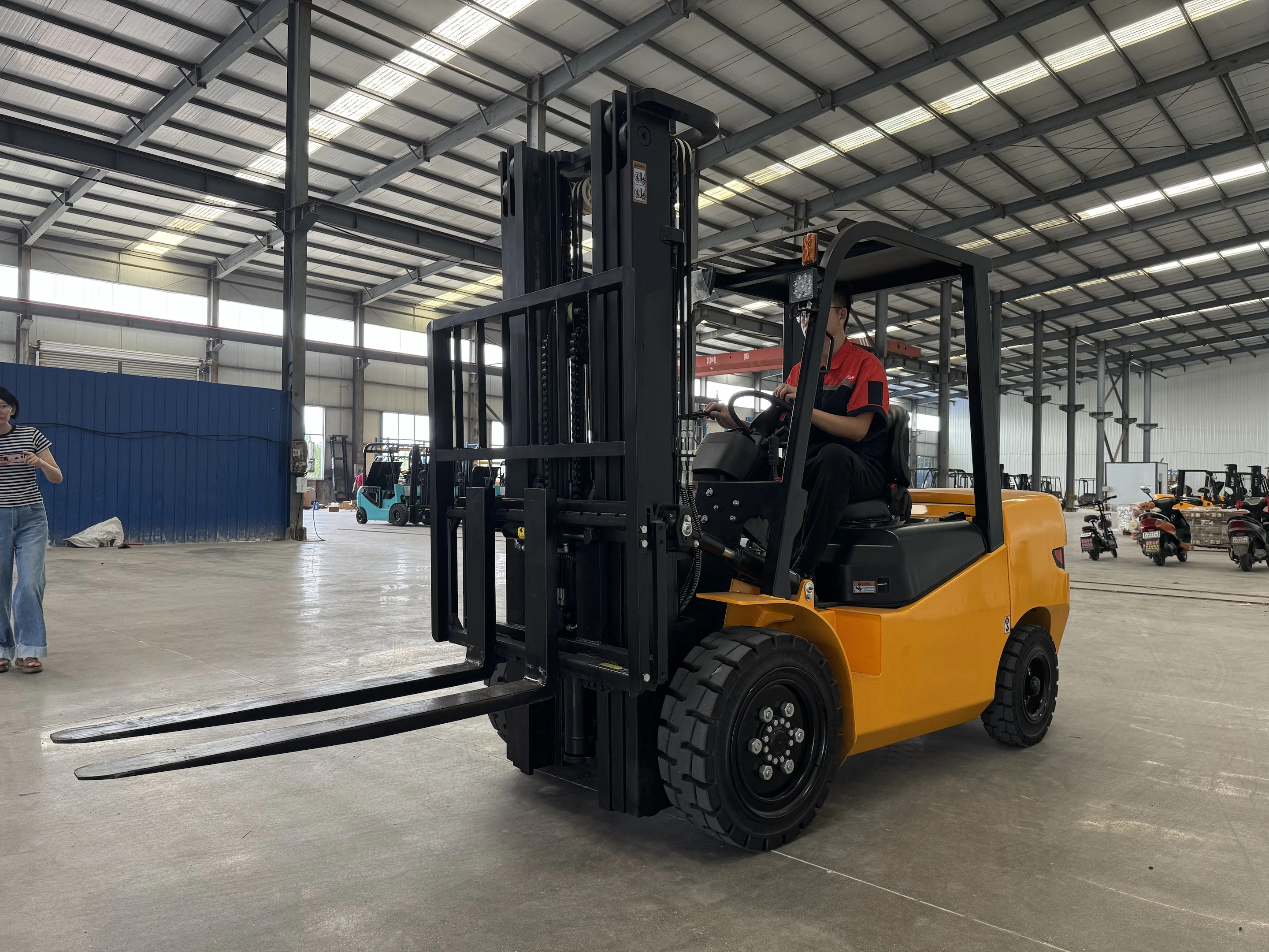 Carretilla elevadora pequeña, camión elevador Carretilla elevadora de 3 toneladas, 5 toneladas y 10 toneladas con horquilla y carretilla elevadora de almacén de cambio lateral