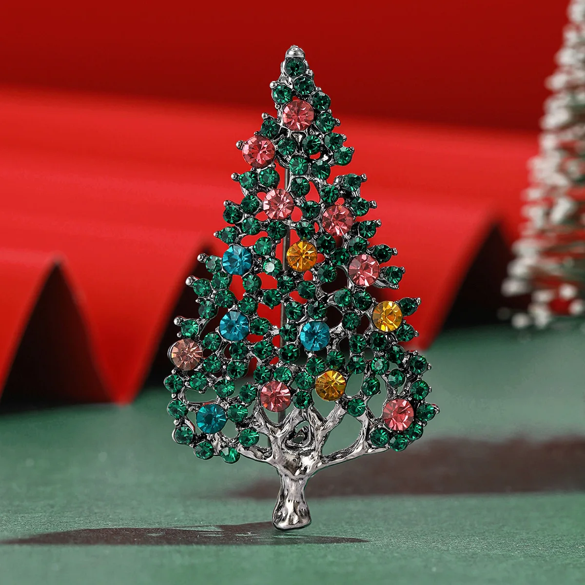 

Stylish Rhinestone Christmas Brooch for Christmas Tree Alloy Rhinestone Pin for Ladies Vintage Jewelry New Year Gift