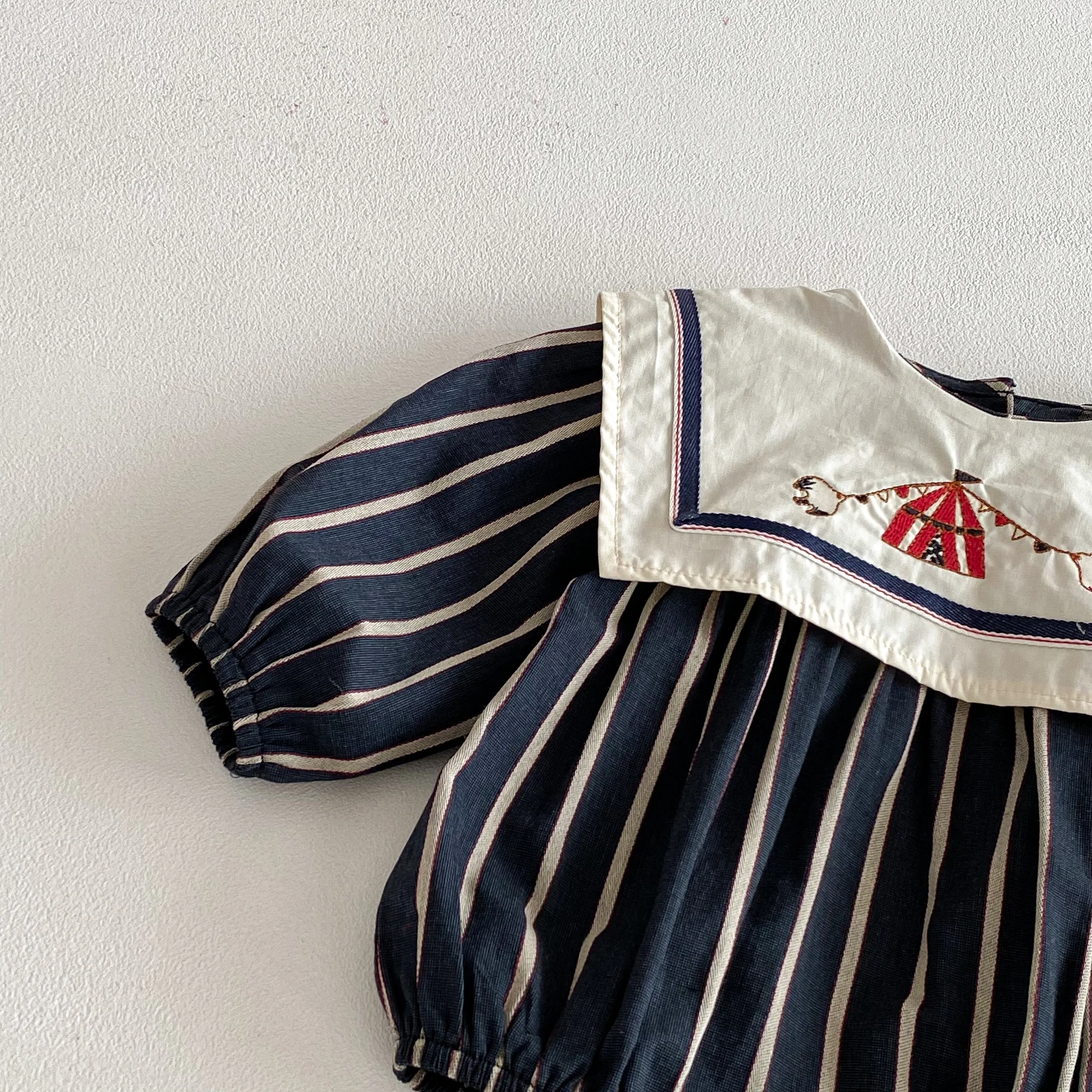 Herbstkleidung für Mädchen: Langärmliger Overall mit großem Revers und Stickerei, süßes gestreiftes Kletterkleid – Detail 5