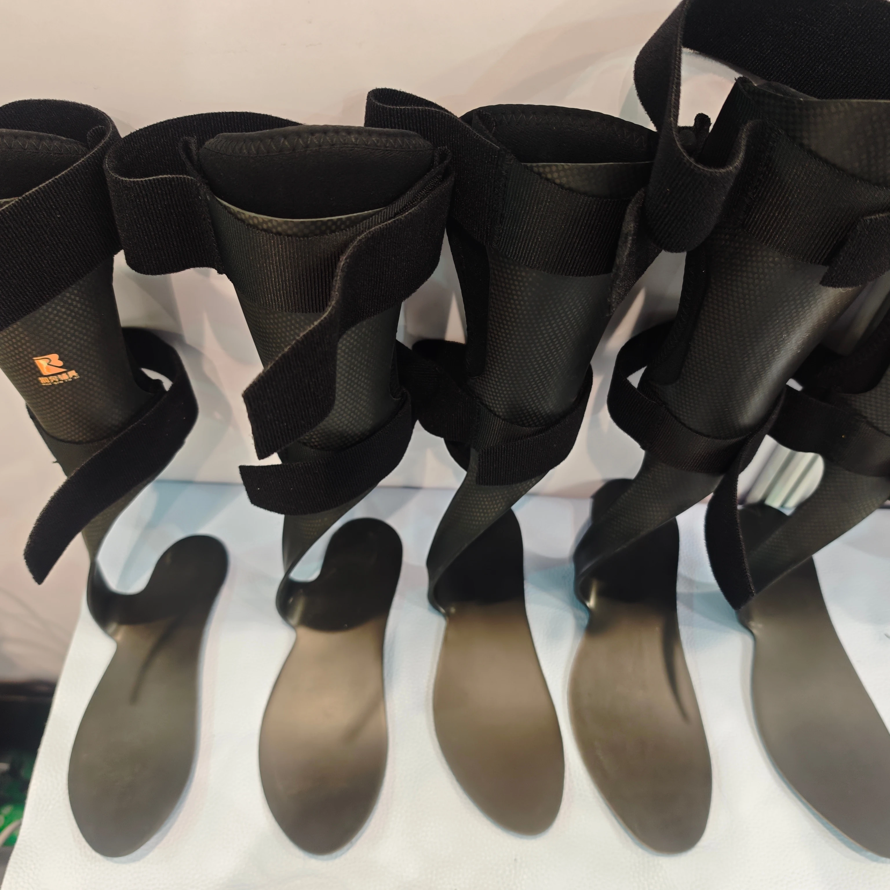 

Carbon Fiber Orthotics Foot Support Lightweight with Durable Composite Material Replaceable Inner Lining Easy-to-Skin