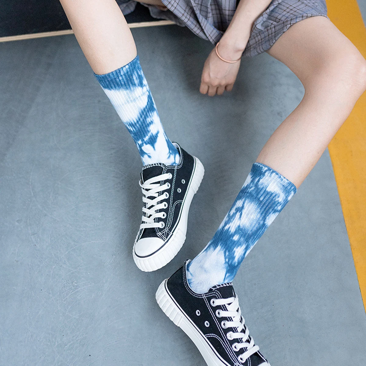 1 Pair Women\'s Cotton Crew Socks Gradient Multi-color Tie Dye Cotton Mid-tube Skateboard Socks