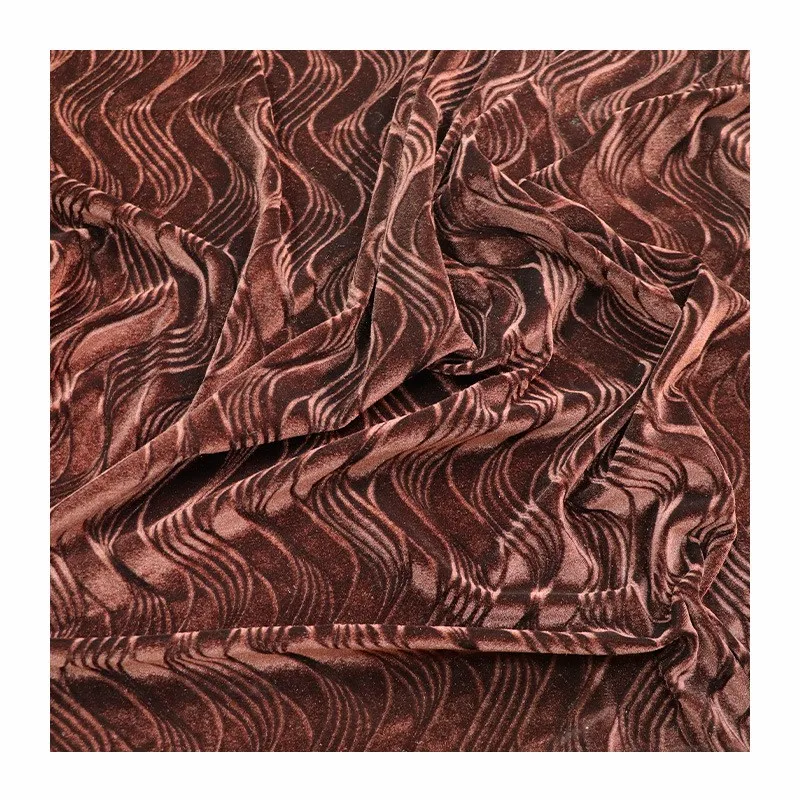 벨벳과 금색 워프 니트 원단으로 제작되었으며, 주름이 생기지 않고 엠보싱 처리된 스프레이 페인팅으로 세련된 드레스 이브닝 가운