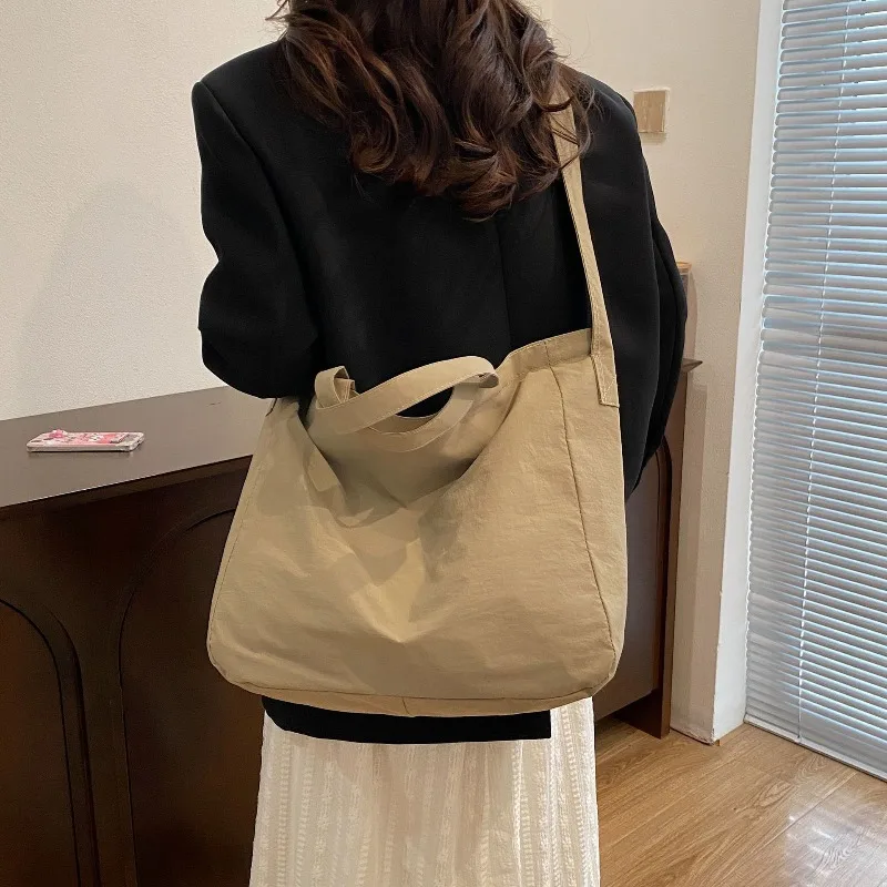 

Модные однотонные сумки через плечо для женщин, новинка 2025, большая вместительная сумка на плечо, высококачественные студенческие сумки