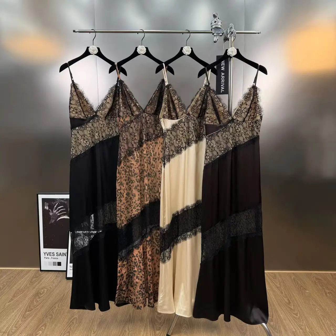 2026 Primavera Verano francés romántico encaje Patchwork cuello pico Sexy estilo elegante camisola vestido mujeres de gama alta vestido de tirantes de satén