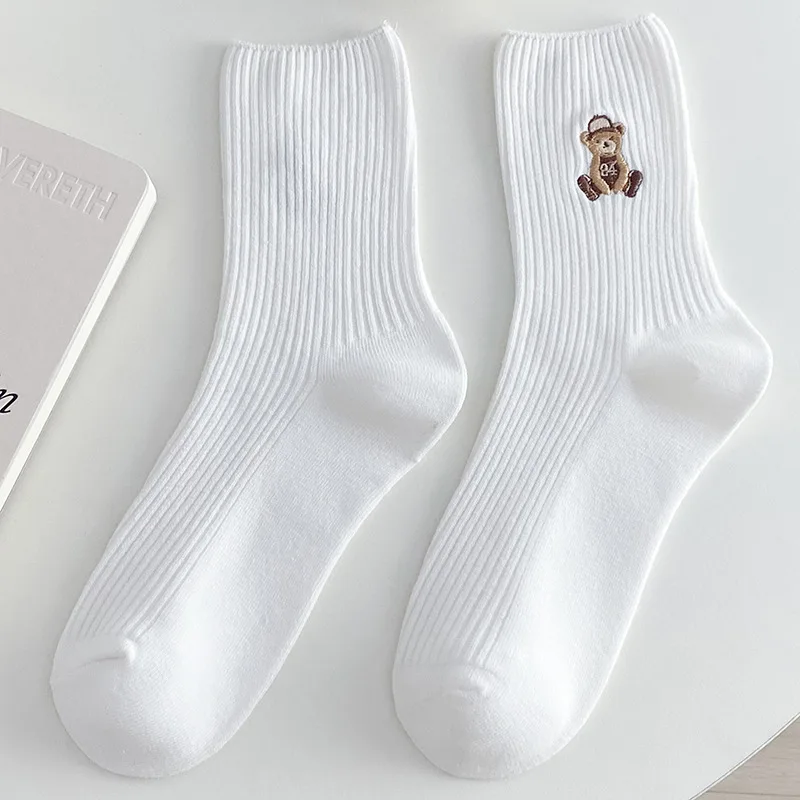 Neues Design, bestickte süße Bären, gekleideter Spieler in Sportbekleidung, kurze Baumwollsocken, 6 Farben erhältlich, lässiger Stil, Alltagskleidung