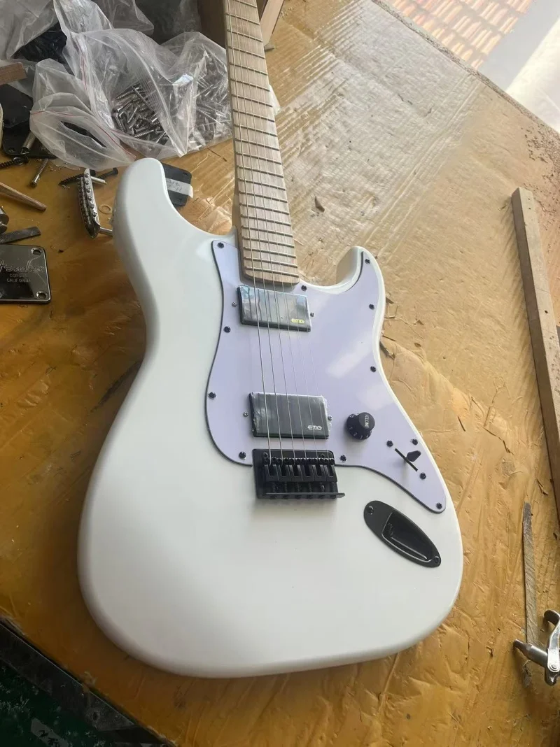

Custom 6-string electric guitar，White body, black hardware，String through the body，Live photos, free shipping