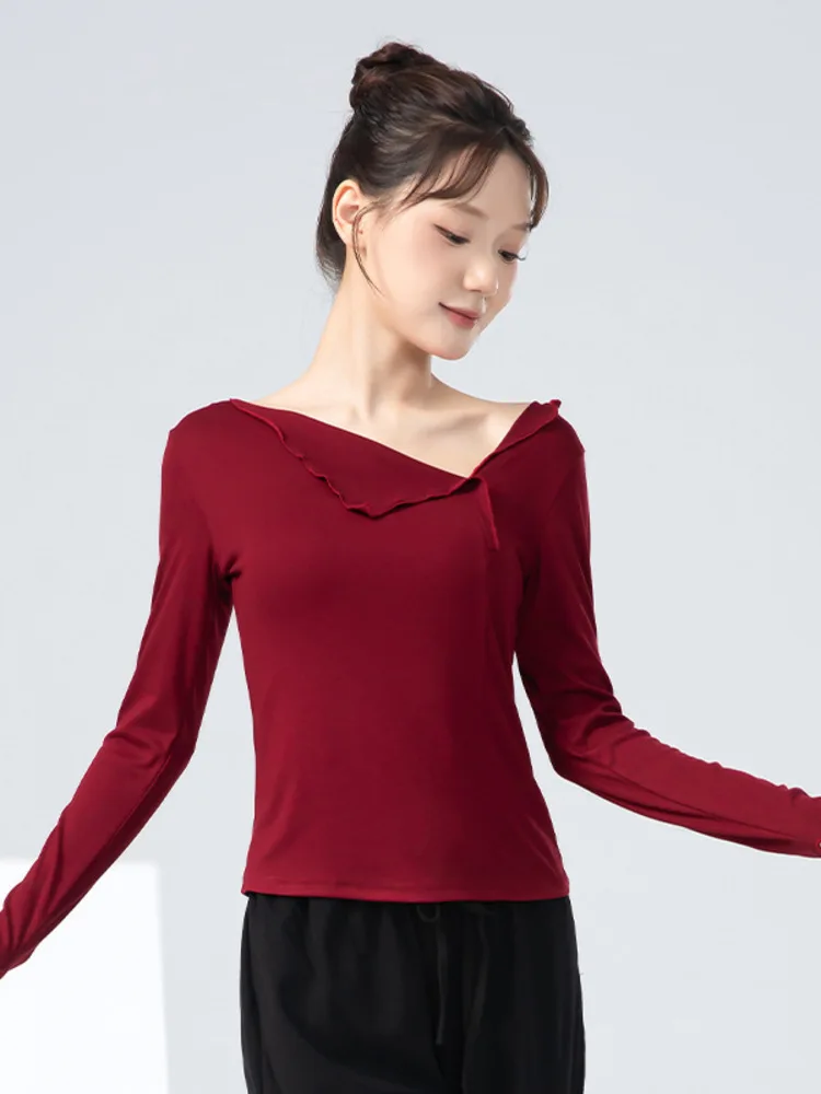 

Однотонный облегающий топ с длинными рукавами и неровным подолом — рубашка для современных танцевальных тренировок и выступлений