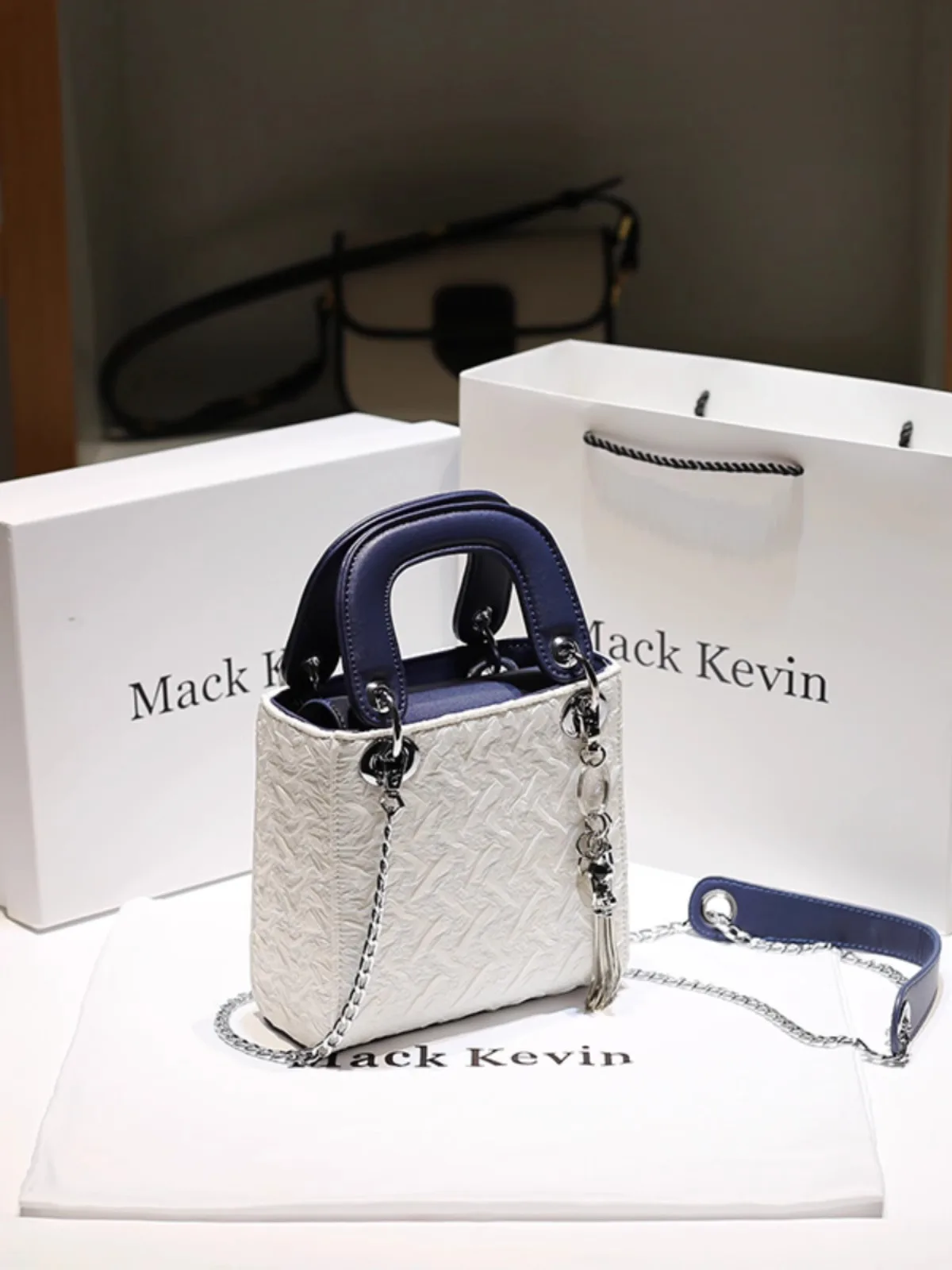 Bolso cuadrado de mano con colores de contraste para mujer, bolso de hombro hermoso y de lujo con decoración, moda Popular, nuevo, 2024