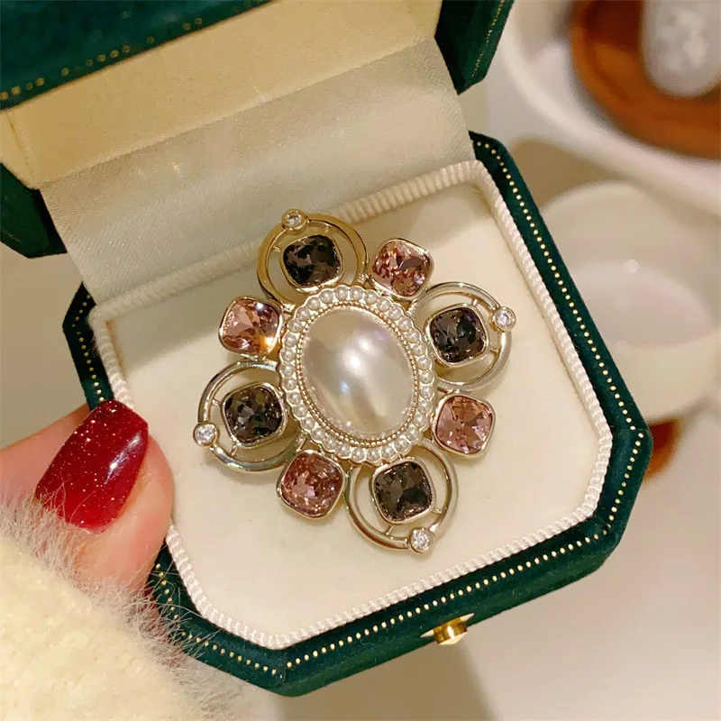 CC Retro Suit Pins Imitation Pearl Elegant Brooches Crystal Sweater Pin French Style Cardigan Shawl Buckle Exquisite Badges B207