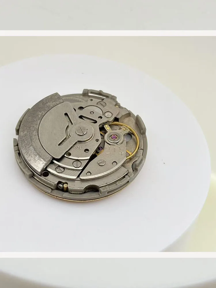 Image of Das japanische Uhrwerk der Uhr ist 6309. Bei der defekten Uhrwerkseinheit könnten Teile fehlen. Nach der Demontage gibt es Rost. Es kann sein