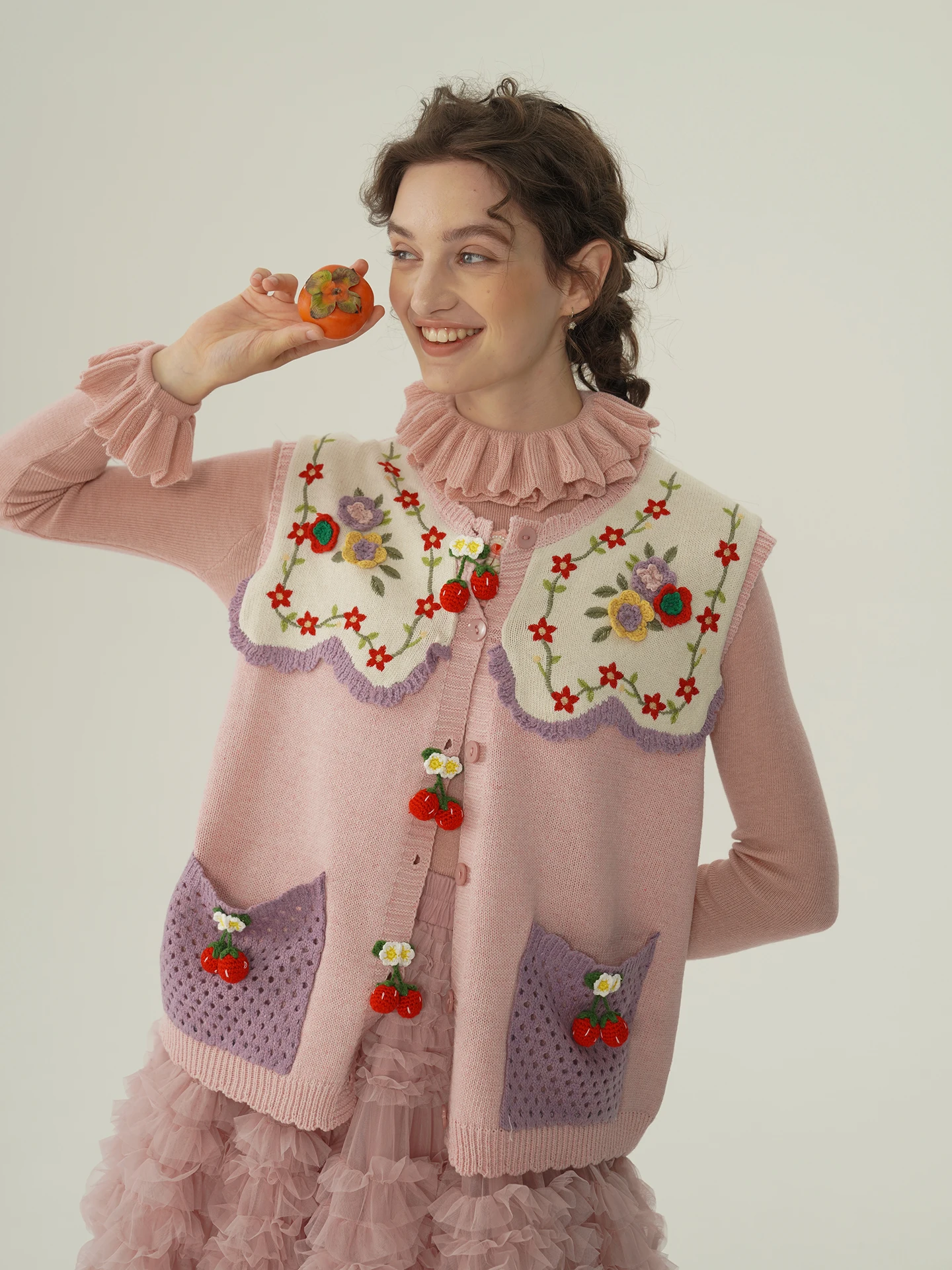 

Вязаный крючком вручную жилет из шерстяной смеси с 3D-эффектом красных фруктов, разноцветный, с вышивкой, из пушистой ткани, с круглым вырезом, на одной пуговице