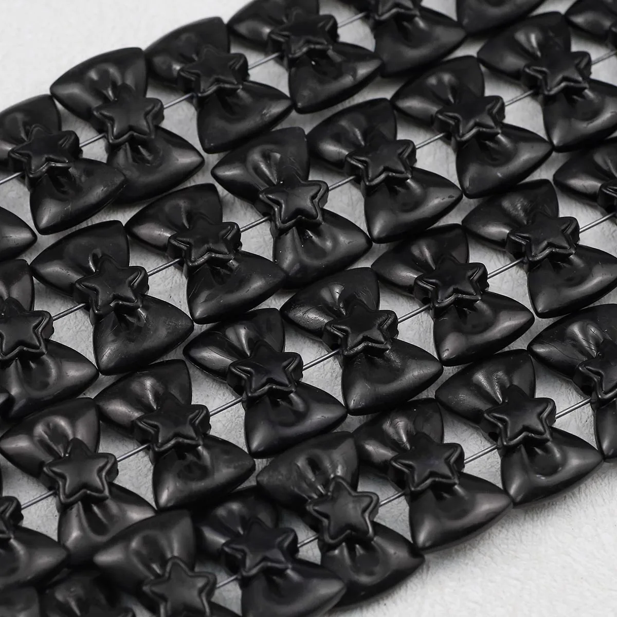 قوس نجمة أكريليك بلون سادة 28 مم باللون الأسود لصنع المجوهرات المصنوعة يدويًا، مناسب لأعمال الخرز وإكسسوارات الخرز السائبة