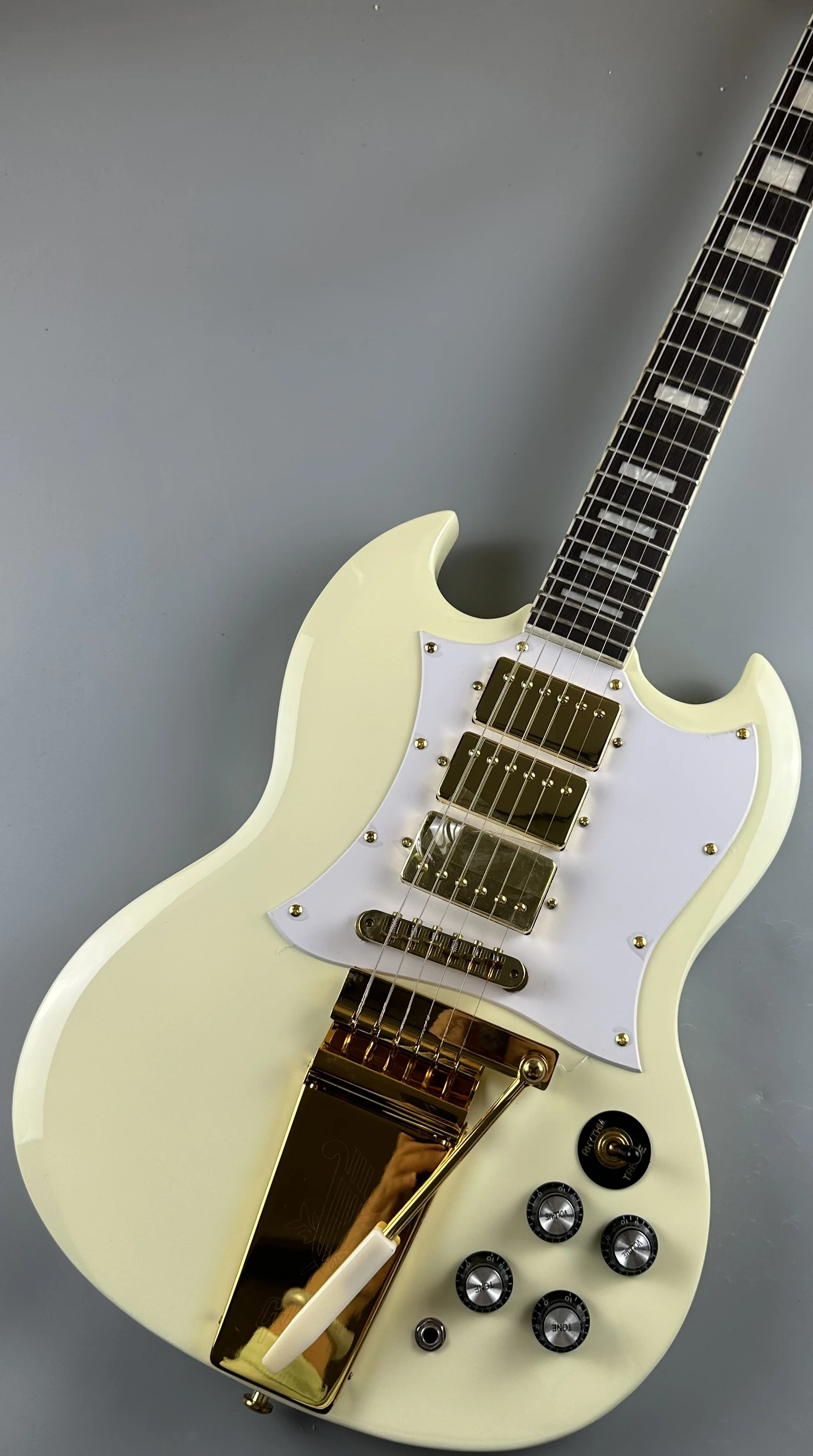 Customized electric guitar, SG electric guitar, cream white, gold vibrato, in stock, lightning package