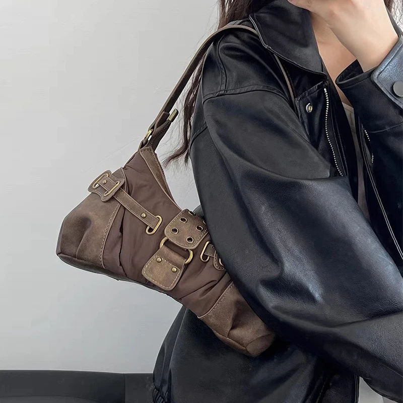 Inglaterra estilo sacos para mulheres bolsas de designer de luxo e bolsas 2024 novo em poliéster vintage rebite decoração pequena bolsa de ombro nas axilas alta qualidade Frete grátis Envio rápido chega