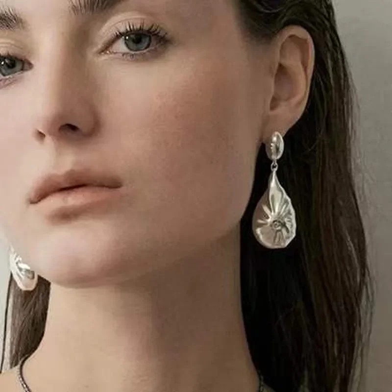 Niche design retro pleated shell shape drooping earrings women's light luxury fashionable new high-end cold wind earrings