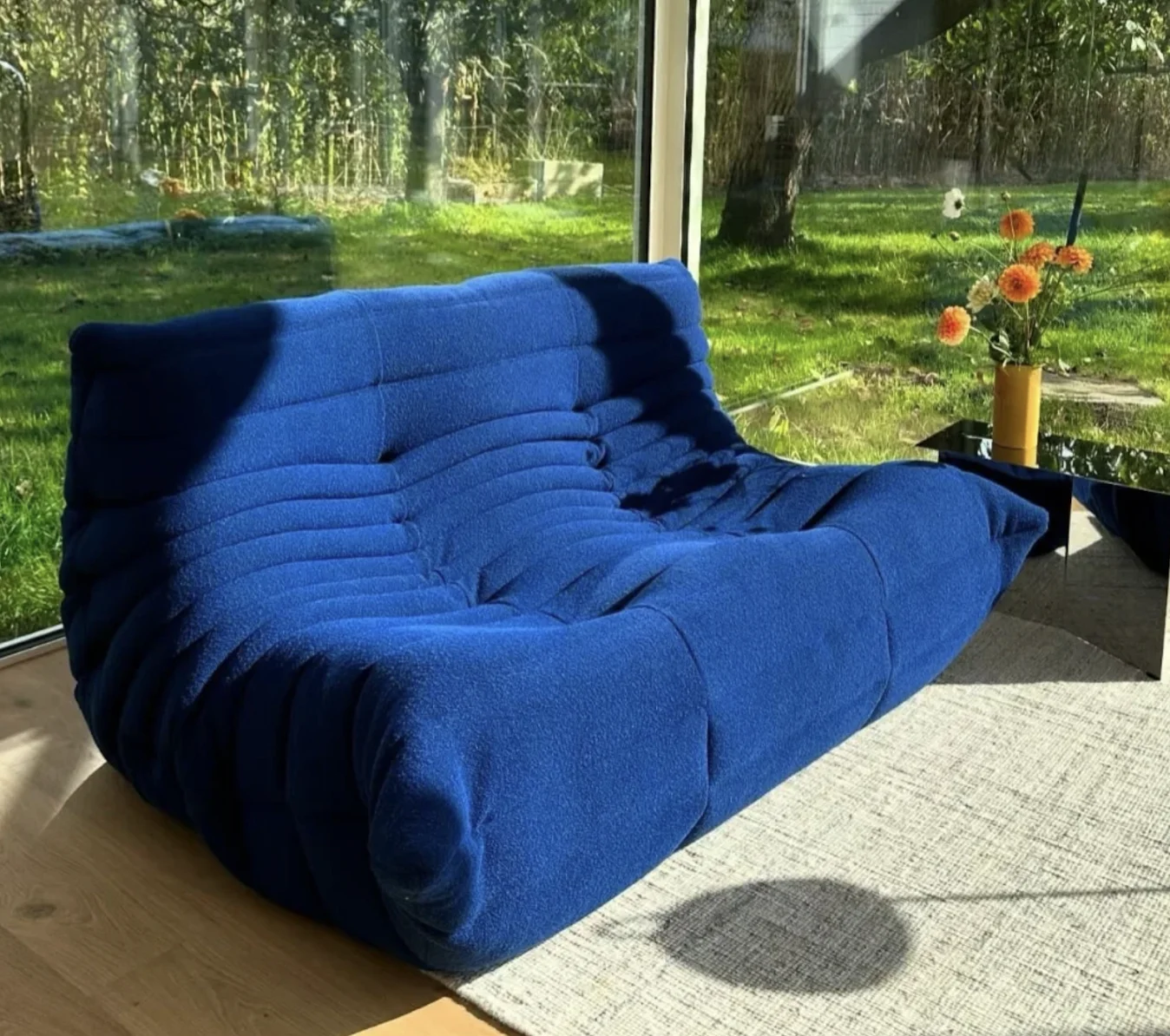 

Two corner sofas, caterpillar sofa, blue suede, fashionable, high-end and atmospheric, suitable for use in homes, living rooms,