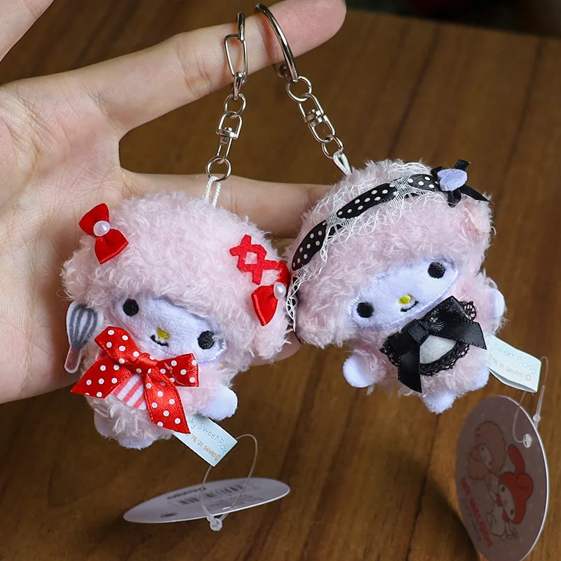 かわいいサンリオのぬいぐるみキーホルダー、キュートな子羊ピアノミニぬいぐるみバックパックペンダント、漫画の装飾バッグチャーム、女の子へのギフト