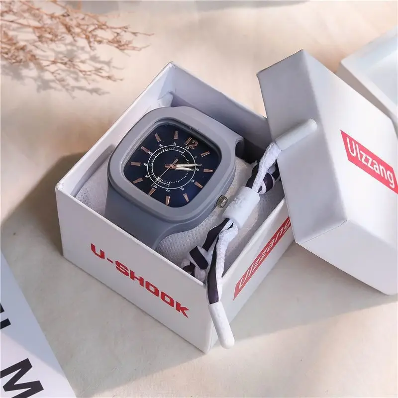 นาฬิกาสําหรับผู้หญิงที่สง่างามแฟชั่นที่เรียบง่ายนาฬิกาการออกแบบที่เรียบง่ายสแควร์หน้าปัดใหญ่นาฬิกาข้อมือนุ่มของขวัญวาเลนไทน์สําหรับผู้หญิงสาว