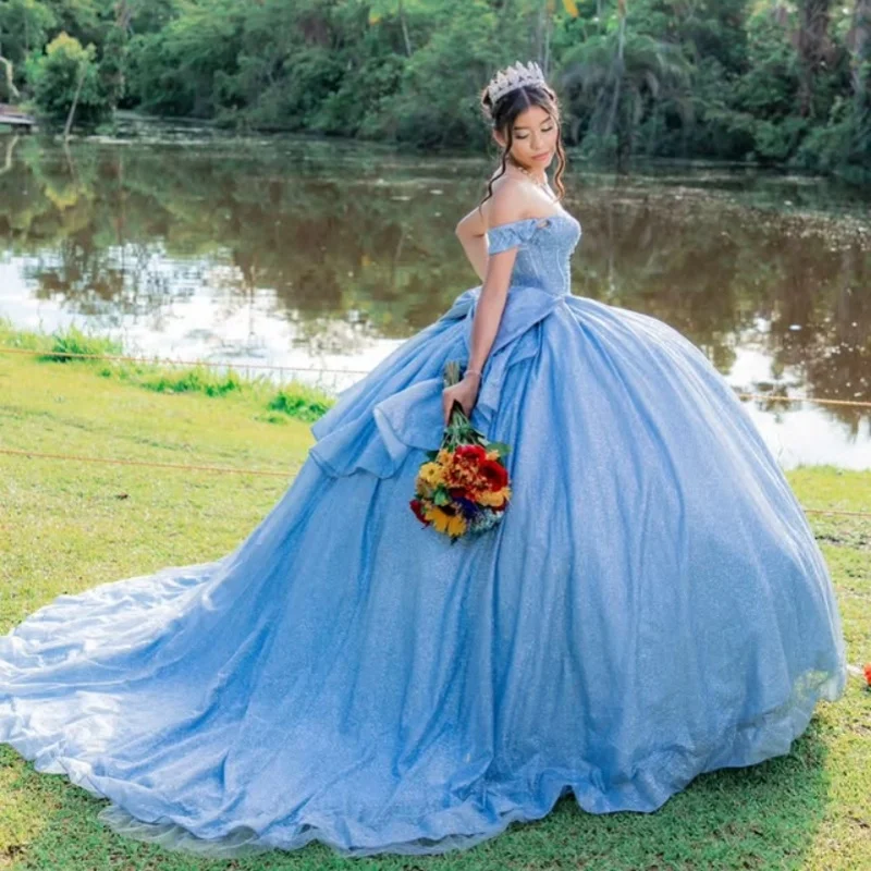 فستان Quinceanera باللون الأزرق السماوي اللامع مكشوف الأكتاف من الدانتيل اللامع بفيونكة طويلة وذيل طويل فيستدوس دي 15 Quinceanera تخصيص #4