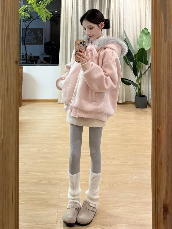 

Мягкая свободная короткая куртка с уникальным большим меховым воротником и красивым дизайном капюшона. Весенняя модная женская одежда в стиле Gentle Wind.