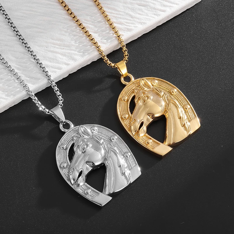 Exquisite Fashion Jockey Club Horse Medal Pendant Necklace Men\'s Gold Plated Metal Round Coin Ice Out Glittering Hip Hop Jewelry