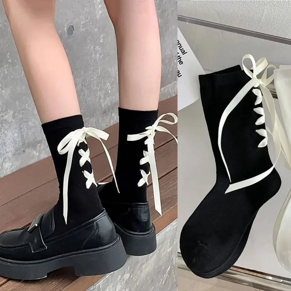 

1 пара носков, носки до середины икры с кружевным узором в виде бабочки и бантом на каблуке