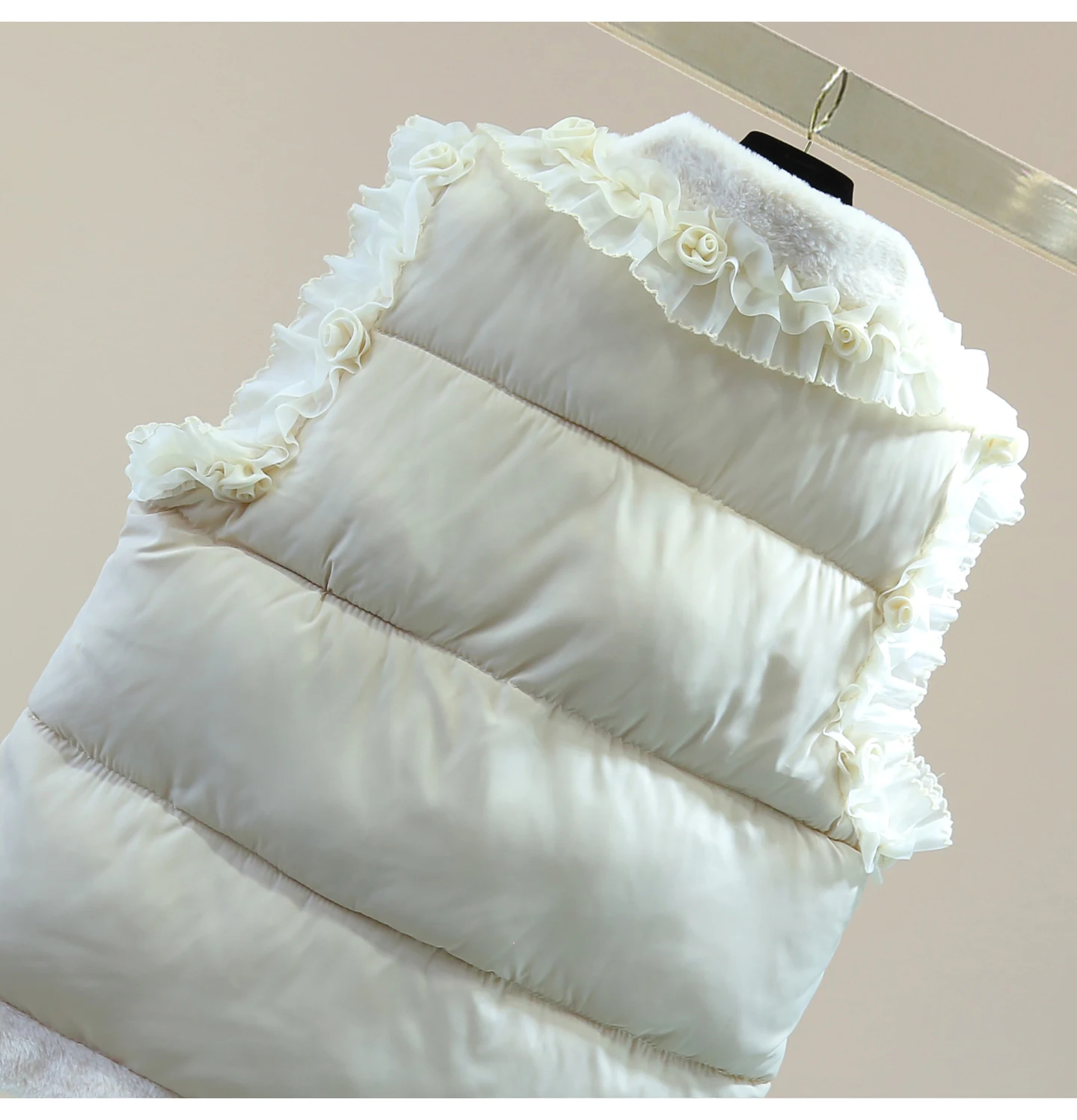 Ruffled Edge Fleece-Lined Sleeveless Cotton Jacket 2025 Autumn Winter Slimming Heavy Craft Flower Embellished Quilted Vest Lady