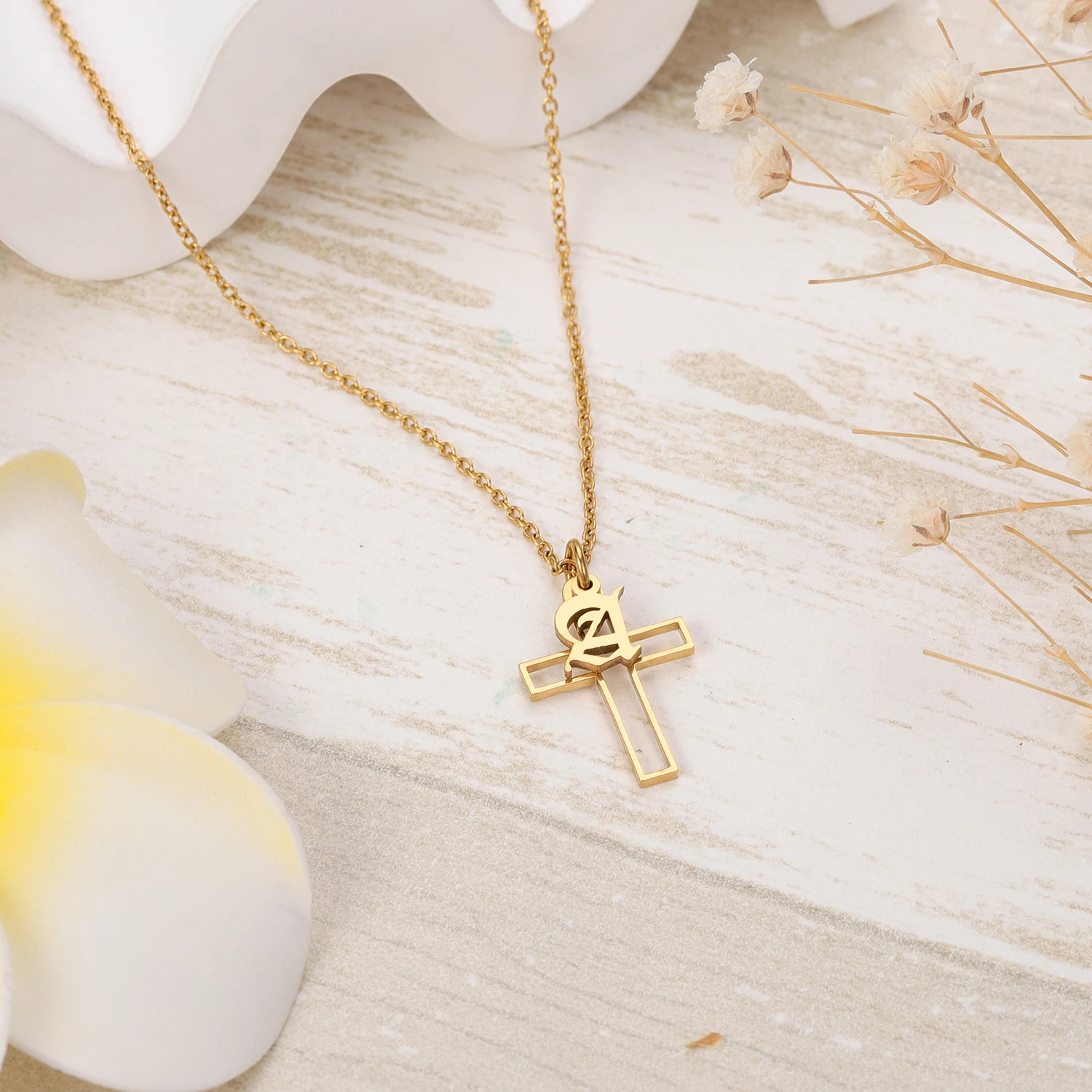 قلادة متقاطعة أولية مخصصة من Dascusto - مجوهرات مخصصة مكونة من 26 حرفًا باللون الذهبي عيار 18 قيراط لعشاق الموضة #2