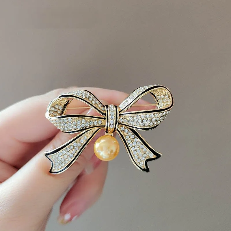 

Элегантная женская брошь с жемчужным бантом, элитный роскошный корсаж, антибликовая булавка для кардигана для повседневного использования