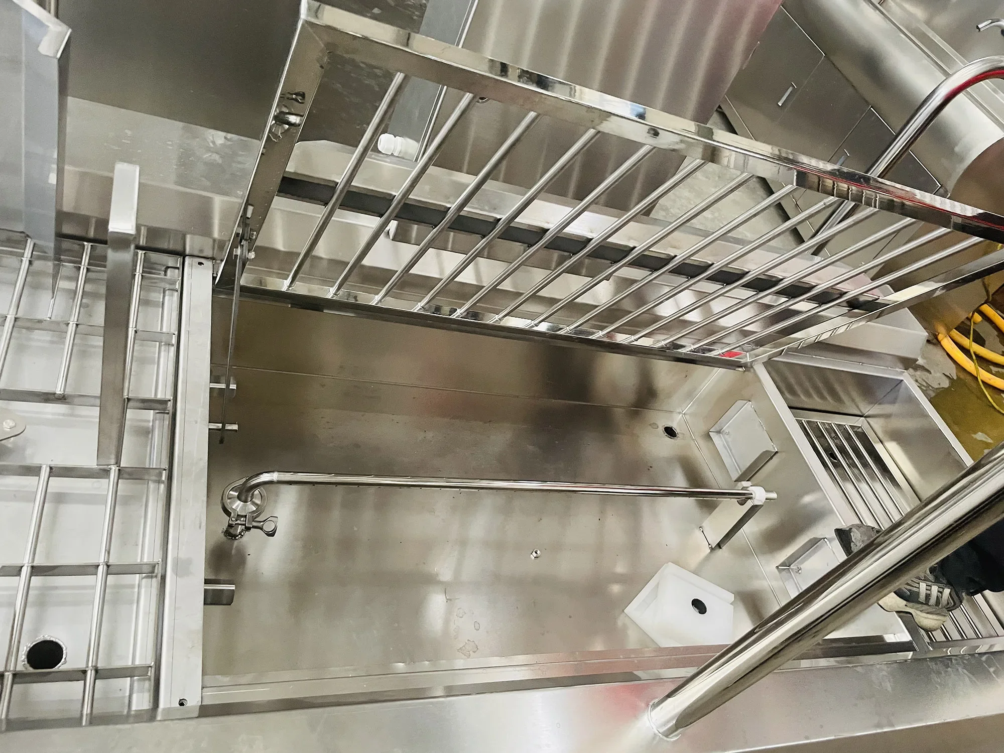 Cleaning machine for automatic sanitary station cleaning system