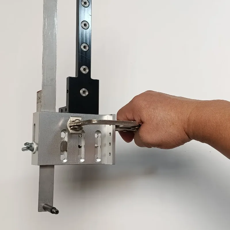 Woodworking handle punch positioner, handle positioner auxiliary tool, hole punch opening