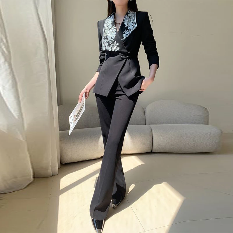 2025 primavera y otoño nuevo traje de estilo chino bordado de alta costura traje con hebilla pantalones acampanados blancos