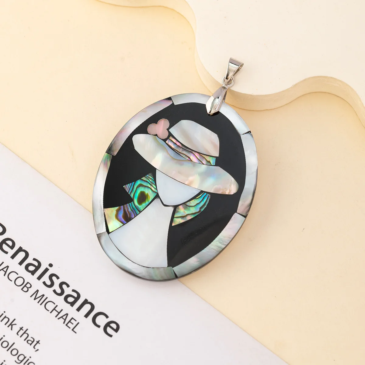 Handmade with imported shells and foreign queen motifs Black Shell Abalone shell Pink shellfish