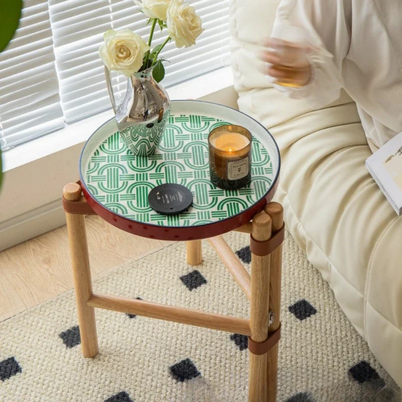 أريكة مغربية قديمة بجانب عدد قليل من طاولات الخشب الصلب ورف صغير بجانب السرير والقهوة وشرفة صغيرة مستديرة #2